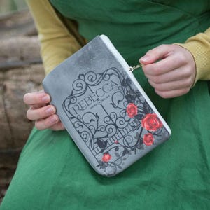 Envio local para a UE Bolsa para livros Rebecca Daphne du Maurier, mini carteira gótica, presente para amantes de livros, bolsa com zíper Whimsigoth, presente literário para ela