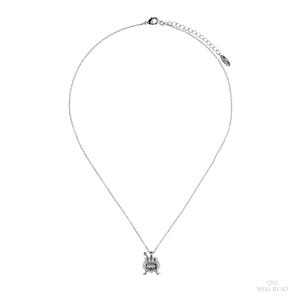 Puede incluir: Un collar plateado con un peque&ntilde;o colgante detallado. El colgante es un dise&ntilde;o peque&ntilde;o y ornamentado, posiblemente un recipiente o un elemento decorativo. La cadena es fina y cuelga de un cierre. Una joya delicada.