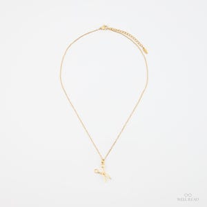 Peut inclure: Un collier en cha&icirc;ne dor&eacute;e avec un petit pendentif en forme de ciseaux dor&eacute;s.