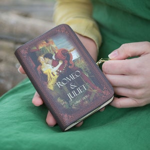 Lokaler EU-Versand - Romeo und Julia Buch Geldbörse, Mid-Century Modern Vegan Leder Clutch, Shakespeare Fan Geschenk, literarische Reißverschlusstasche