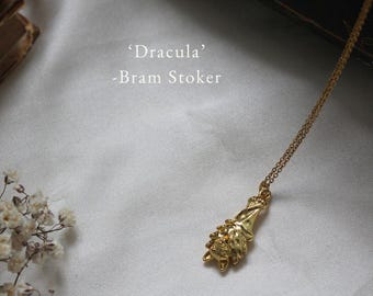 Op Dracula geïnspireerde charmesieraden, leesgrage vleermuishangerketting, afstudeercadeau, boekenliefhebber sieraden, literair accessoire cadeau voor vriendin
