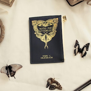 Motten und Schmetterlinge Buch Geldbörse, Whimsigoth Buch Geldbörse, Mary C Dickerson Geschenk, Reisezubehör Geschenk, Büchertasche, Mini Geldbörse