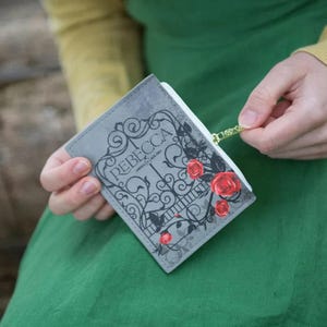 Mini carteira Rebecca com zíper, bolsa gótica feita à mão, presente para amantes de livros, porta-moedas inspirado em Daphne du Maurier, com entrega local na UE