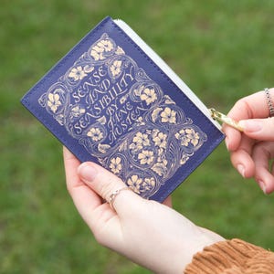 Envío local a EE. UU.: Mini billetera con forma de libro de Hamlet, monedero gótico de cuero vegano, regalo para un fan de Shakespeare, bolsa con cremallera del Rey de Corazones.