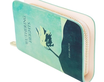 Könnte beinhalten: Eine türkisfarbene Reißverschluss-Geldbörse mit einem Aquarell-Design eines Baumes und Hügeln. Der Text "Wuthering Heights" und "Emily Bronte" ist auf der Vorderseite aufgedruckt.