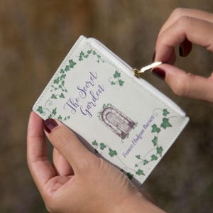 Monedero con forma de libro, monedero con forma de jardín secreto, tarjetero con forma de libro, tarjetero, regalo para amantes de los libros, regalo literario, con cremallera, de Frances Hodgson Burnett