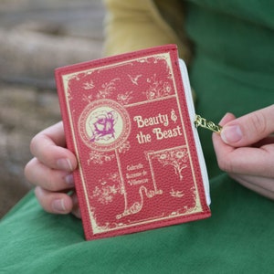 Envío a EE. UU. - Monedero con forma de libro de La Bella y la Bestia, el mejor accesorio de regalo - Mini billetera para amantes de los libros, merchandising de cuentos de hadas para ella