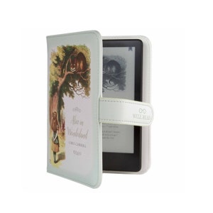 Op de afbeelding: Een witte en groene boekomslag voor een e-reader met een ontwerp met Alice in Wonderland. De omslag heeft een afbeelding van Alice en de Cheshire Cat. De tekst op de omslag luidt "Alice in Wonderland" en "Lewis Carroll". De e-reader is open op een pagina met tekst uit het boek.