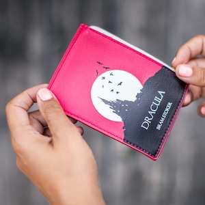 Envío local a EE. UU.: monedero de Drácula, minicartera con forma de libro, monedero gótico, accesorios de regalo para ella, tarjetero de vampiro, bolsa con cremallera