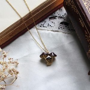 Naszyjnik z grzybem w kolorze złota/srebra "Sekrety leśnej podłogi", wisior z muchomorem, delikatna biżuteria Cottagecore, naszyjnik czarownicy, wyjątkowy prezent