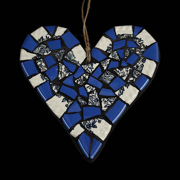 Coeur en mosaïque de vaisselle dans les tons bleu à suspendre décoration original et unique en picassiette Art upcycling