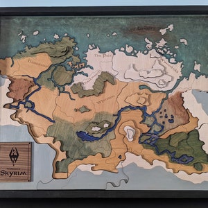 Elder Scrolls Skyrim 3D Mapa de madera dura cortada con láser, mapa de fantasía con incrustaciones de resina epoxi y marco de álamo