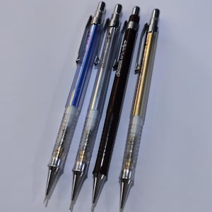 以下が含まれることがあります： 異なる色のバレルを持つ4本のシャープペンシル: シルバー、ブルー、ブラウン、ゴールド。ペンシルはシルバーのクリップとシルバーのチップが付いています。