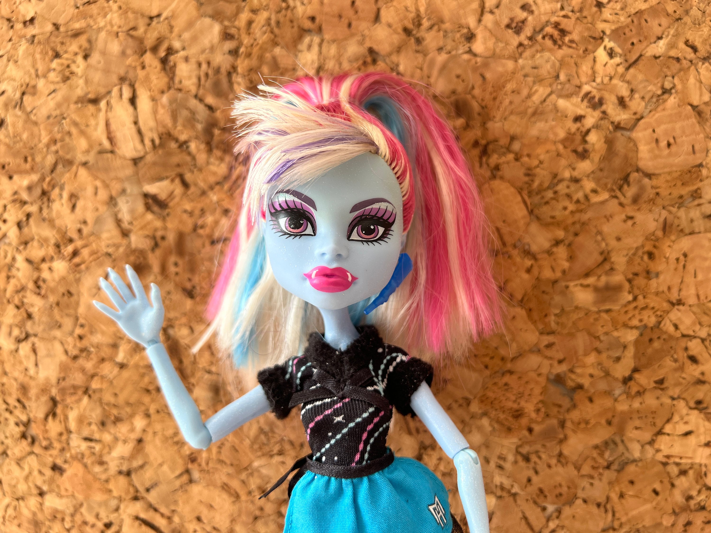 Monster High Doll - Abbey Bominable - Grey with Blue Hair - wide 5