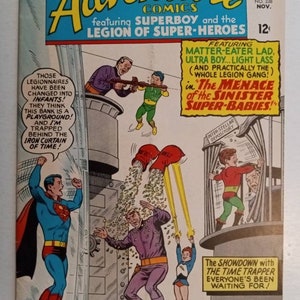 Puede incluir: Una portada de cómic con Superboy y la Legión de Superhéroes. El arte de la portada muestra a Superboy y varios miembros de la Legión luchando contra un grupo de supervillanos del tamaño de bebés. El texto de la portada dice "The Menace of the Sinister Super-Babies!"
