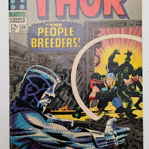 Puede incluir: Portada de cómic vintage de "The Mighty Thor" con Thor y otros personajes. El título rojo destaca, con detalles de la edición. La ilustración muestra una escena de batalla con colores vibrantes, en estilo clásico.