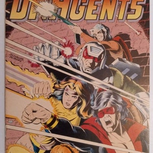 Puede incluir: Portada de cómic con un grupo de superhéroes en acción. La portada se titula "The New D-Agents" y presenta el texto "Ahora 75¢".