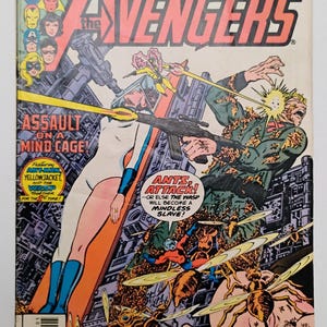 Könnte beinhalten: Ein Vintage-Comic-Cover für "The Avengers" mit dynamischen Illustrationen. Das Cover zeigt den Text "Angriff auf einen Gedächtniskäfig!" und "Ameisenangriff!" mit kostümierten Charakteren, die gegen riesige Ameisen und andere Gefahren kämpfen.