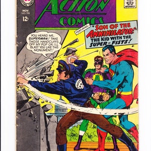 Pode incluir: Uma capa de banda desenhada com Superman, um super-herói com um fato vermelho e azul, a lutar contra um vilão com uma jaqueta azul com um logotipo de caveira. A banda desenhada chama-se "Action Comics" e apresenta o texto "Son of the Annihilator, The Kid with the Super-Fists!"