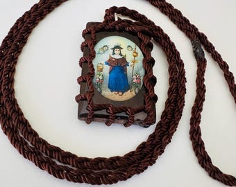Santo niño de Atocha, escapulario hecho a mano con hilo color café