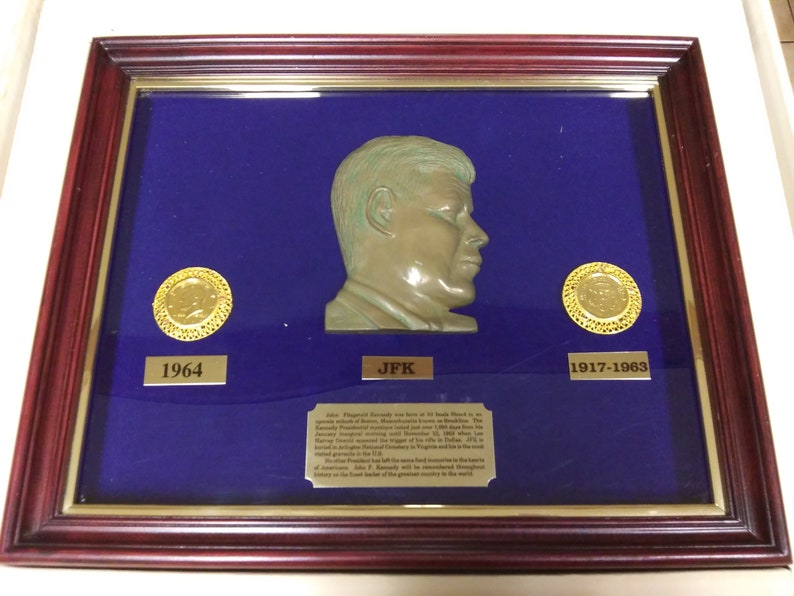 Set 2 Monete Mezzo Dollaro JFK Kennedy 2024 Placcate In Oro 24K - Con Certificato E Supporti, Stato Fior Di Conio