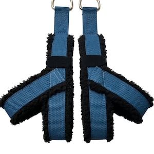 以下が含まれることがあります： 金属リングが付いた青と黒の拘束具のペア。青いストラップは黒のフェイクファーで裏打ちされ、ベルクロで固定されています。拘束具は親密な使用のために設計されています。