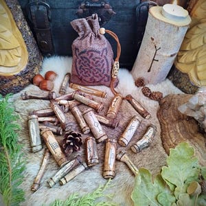 Bastões Ogham artesanais: runas celtas de madeira de carvalho sagrado com bolsa