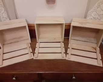 Peut inclure: Trois caisses en bois avec des fonds à lattes. Les caisses sont ouvertes et les fonds sont tournés vers le haut. Les caisses sont en bois naturel et ont un aspect rustique.
