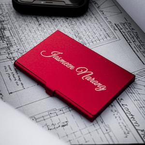 Porte-cartes de visite en métal personnalisable rouge mat gravé au laser, nom, logo, initiales