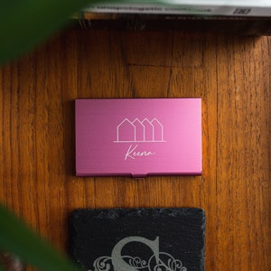 Portatarjetas de visita, nombre, logotipo e iniciales de metal grabado con láser personalizable en color rosa mate