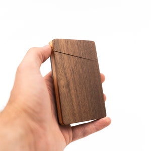 Noce e acero Porta biglietti da visita con monogramma personalizzato Portafoglio in legno Custodia in legno Regalo Magnetico 10-15 carte Noce Nome/Iniziali