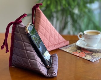 Telefon & Tablet Ständer. Handy Halter. Gesteppter Kissen-Telefonhalter. IPad Halter. Gadget Kissen.