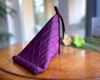 Telefon & Tablet Ständer. Handy Halter. Gesteppter Kissen-Telefonhalter. IPad Halter. Gadget Kissen.