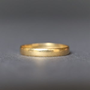 Vintage plain wedding stacking band ring in 18ct gold