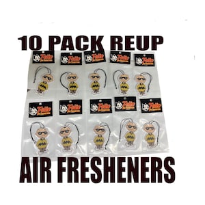 Può includere: Dieci confezioni di deodoranti per auto con un personaggio dei cartoni animati con una camicia gialla, occhiali da sole neri e un cappello nero. I deodoranti sono confezionati in sacchetti di plastica trasparente con un'etichetta nera e arancione che dice "Felix Air Fresheners".
