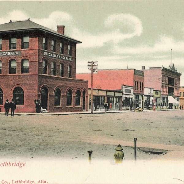 Lethbridge Alberta Postcard 1900 Union Bank et vitrines sur la rue Round