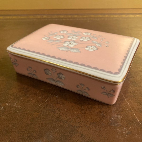 Beautiful Wedgewood Retro Vintage Small Pink And White Flower Design Pimpernel T1 Fine Bone China Jewellery / Trinket Box - Made In England