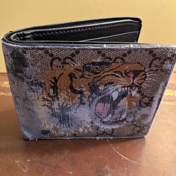 Stylish Vintage Gucci Beige Tiger Wallet