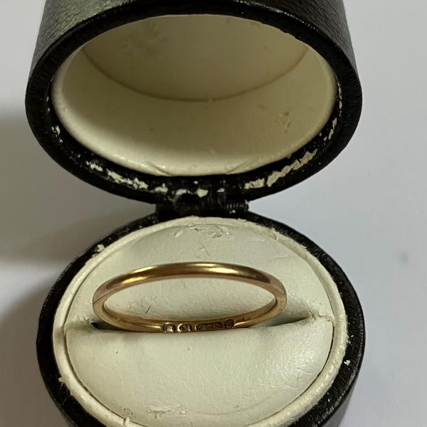 Wonderful vintage 9ct gold wedding ring