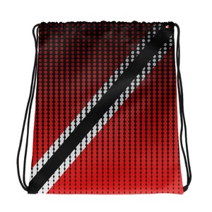 Op de afbeelding: Een rode trekkoordtas met een diagonaal zwart-wit streepdessin. Het patroon is gemaakt van kleine cirkels.