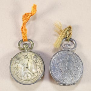 2 Relógios de Bolso Antigos com Apontadores de Lápis de Metal Figural, Anos 1920, Fabricado no Japão