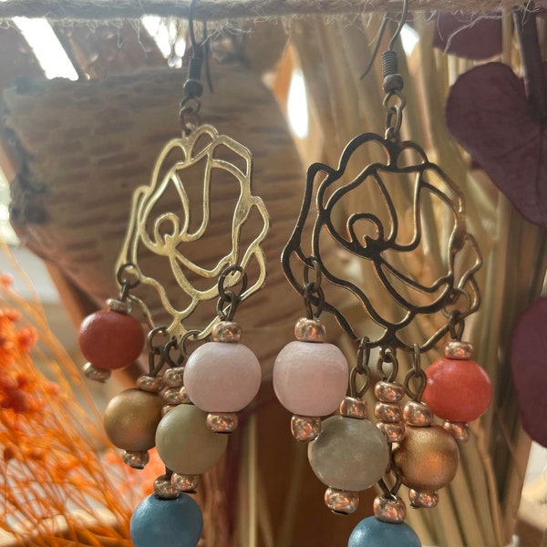 Boucles d'oreilles Rose en filigrane doré et perles en bois