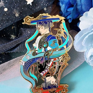 Può includere: Spilla in smalto dorata e blu con un personaggio con capelli blu e un cappello, che tiene una spada e un nastro blu. La spilla è su uno sfondo blu e bianco con il testo "LEOREN" e "LeorenArt" in basso.