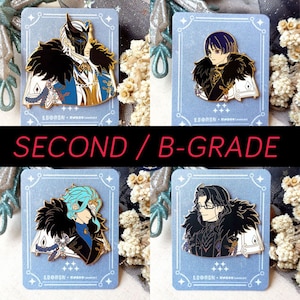 Puede incluir: Cuatro pines de esmalte con diferentes personajes de un videojuego o anime. Cada pin está sobre un fondo azul con un borde blanco y estrellas. El texto "SECOND / B-GRADE" se muestra en letras rojas.