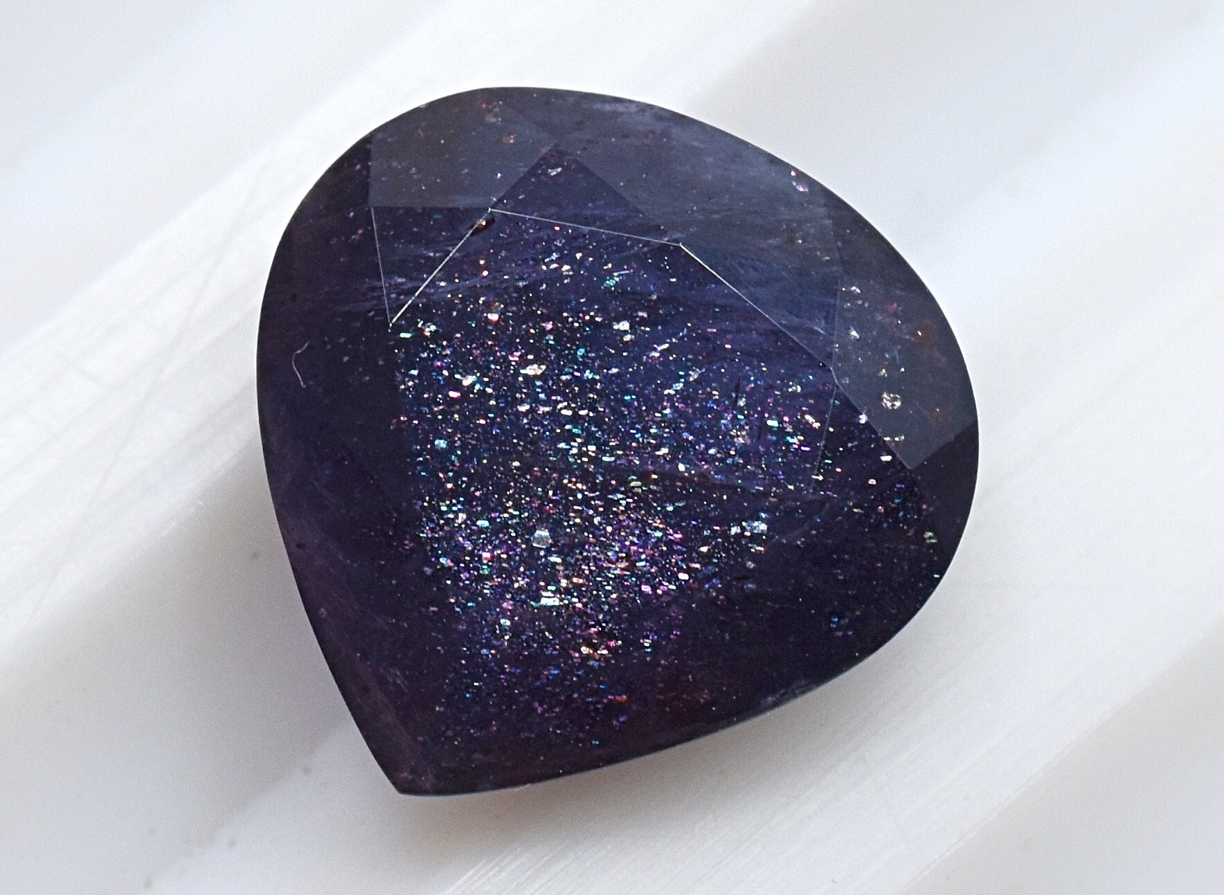 天然のブラッドショットアイオライトサンストーンハート：輝く宝石（10