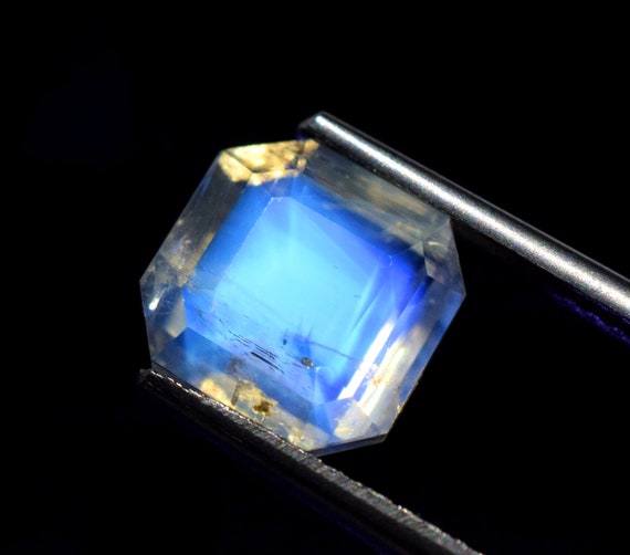 最高品質のブルー レインボー ムーンストーン 8 x 8 MM 2.58