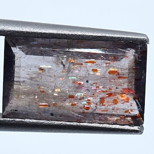 Piedra solar iolita de color rojo intenso, 5 x 11 mm, forma rectangular con múltiples destellos, brillante, 1,79 quilates, gema curativa suelta para la fabricación de joyas BI-519