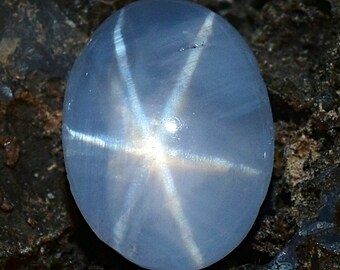 Weißer Ceylon-Saphir-Stern mit sechs Strahlen, Punkt-Asterismus, 6 x 8 mm ovaler Cabochon, 2,23 Karat, loser Heilkristall-Edelstein für die Schmuckherstellung
