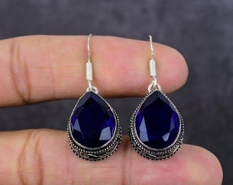 Handgjorda örhängen i 925 silver med blå safir och päronmotiv
