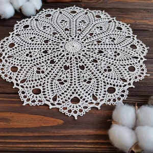 Circle doily runner of a medium size, Beige table decoration, Off white doily centerpiece
